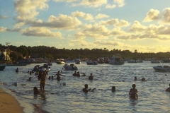 Turistas se refrescam nas águas tranquilas de Boipeba