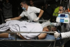 Alan Ruschel chega de maca ao hospital. Foto- Reuters