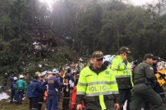 Avião da Chapecoense e a equipe de resgate. Foto-Policia Antioquia