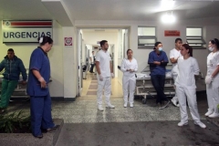 Funcionários do hospital San Juan de Dios, em La Ceja, aguardam a chegada de feridos depois do acidente aéreo nos arredores do aeroporto José María Córdova, em Medellín.LUIS EDUARDO NORIEGA A. EFE