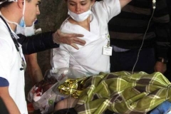Funcionários do resgate transportam o jornalista brasileiro Rafael Henze, ferido no acidente aéreo.LUIS EDUARDO NORIEGA A. EFE