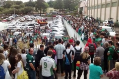 Torcedores da Chapecoense em frente à sede do clube, na cidade de Chapecó SC, depois de divulgada a notícia do acidente do avião no qual viajava o time.