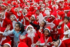 Children dressed in Santa costumes participate in Christmas celebrations at a school in Chandigarh, India, December 24, 2016. REUTERS/Ajay Verma - RTX2WCUC
