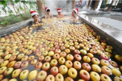 People wearing Christmas hats bath in a pool of apples during a Christmas service at a hot spring in Luoyang, Henan province, China, December 24, 2016. REUTERS/Stringer ATTENTION EDITORS - THIS PICTURE WAS PROVIDED BY A THIRD PARTY. EDITORIAL USE ONLY. CHINA OUT. NO COMMERCIAL OR EDITORIAL SALES IN CHINA. - RTX2WD9J