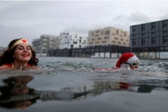 Winter swimmers enjoys a Christmas bath in the 5 degrees Celsius (41 degrees Fahrenheit) water of the Canal de l'Ourq in Pantin outside Paris, France, December 24, 2016. REUTERS/Christian Hartmann - RTX2WDMF
