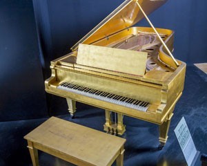 elvis-presley-piano