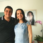 A prefeita Jucélia Nascimento e seu esposo Hilarino Barreto posam no novo Gabinete