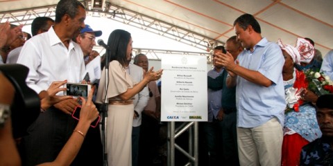 Governador Rui Costa e prefeita Jucélia Nascimento descerram Placa Inaugural das casas do Residencial Nova Valença