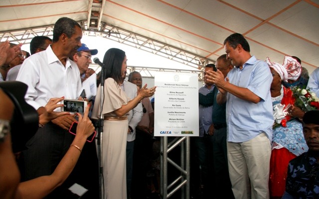 Governador Rui Costa e prefeita Jucélia Nascimento descerram Placa Inaugural das casas do Residencial Nova Valença