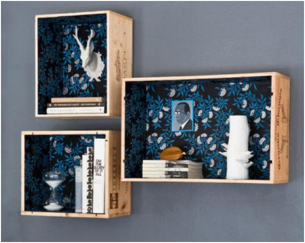 As caixas de madeira podem ser transformadas em estantes elegantes. | Foto: Design Sponge