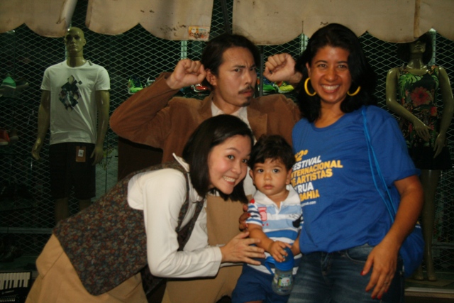 Secretária de Cultura de Valença, Aline Reis com o filho Bento e os tailandeses da Mute