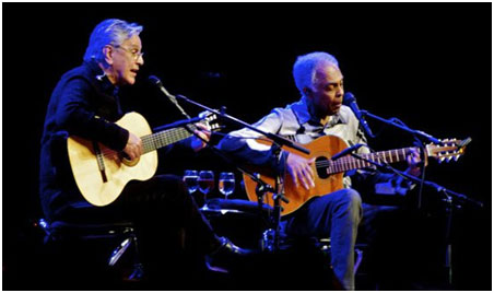 Gilberto Gil e Caetano Veloso durante a turnê “Dois amigos, um século de música”. Foto: Margô Dalla | Reprodução.