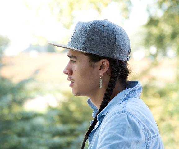 O rapper norte-americano Frank Waln, da etnia Lakota. Foto: Bailey Rebecca Roberts/ Divulgação