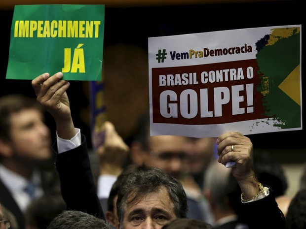 Parlamentares exibem cartazes a favor e contra o impeachment no plenário da Câmara (Foto: Ueslei Marcelino/Reuters)