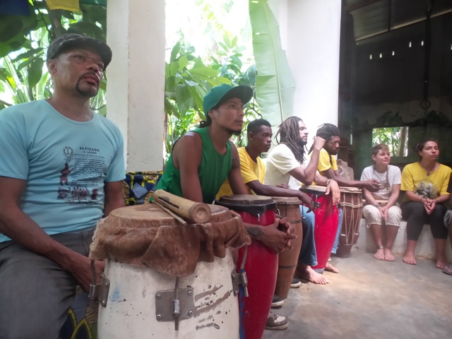 Vivência de percussão e canto com o Mestre Cobra Mansa, o Mestre Carlito (Morro de São Paulo) 