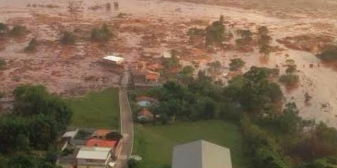 Considerada a maior tragédia ambiental, o rompimento da barragem da mineradora Samarco devastou distritos e muncípios e poluiu a bacia do Rio Doce