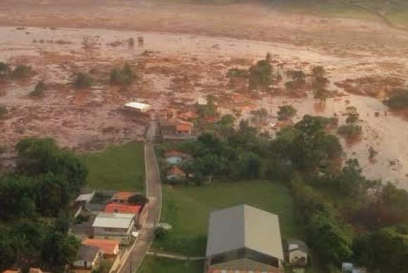 Considerada a maior tragédia ambiental, o rompimento da barragem da mineradora Samarco devastou distritos e muncípios e poluiu a bacia do Rio Doce