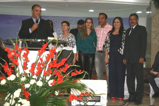 Ao microfone o atual pastor da PIB Valença, Pr. Abimael Ribeiro, acompanhado da diretoria da instituição