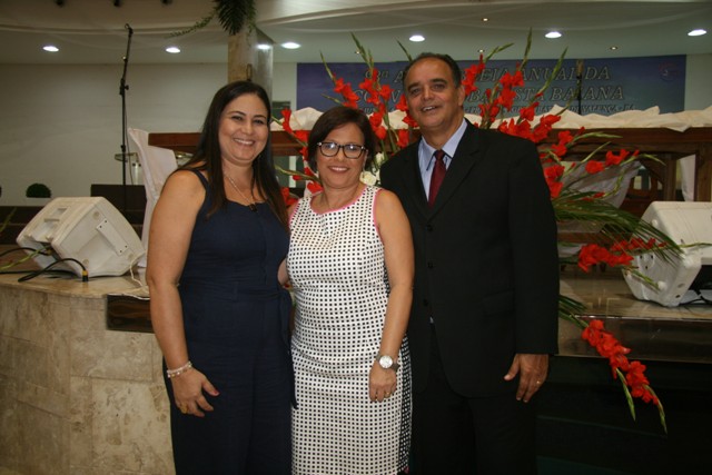 Maria Vanúzia de Oliveira acompanhada do Pr. Abimael e sua esposa
