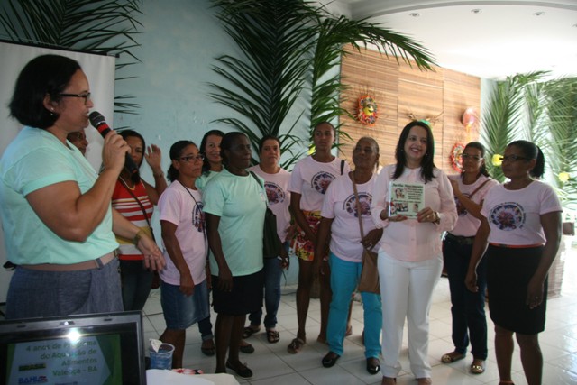 Prefeita Jucélia é homenageada pelas mulheres de grupos produtivos que participam do PAA