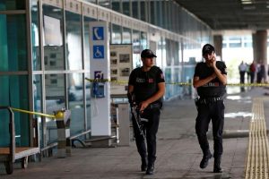 Policiais patrulham principal aeroporto da Turquia, em Istambul. 29/06/2016 REUTERS/Osman Orsal