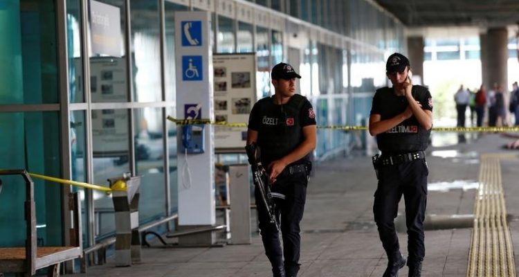 Policiais patrulham principal aeroporto da Turquia, em Istambul. 29/06/2016 REUTERS/Osman Orsal