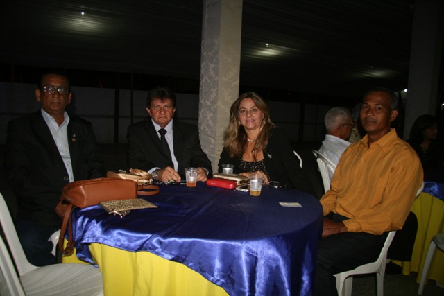 Dorothy Nunes, presidente do Rotary Santo Antônio de Jesus e esposo, ao lado dos companheiros do Rotary Valença