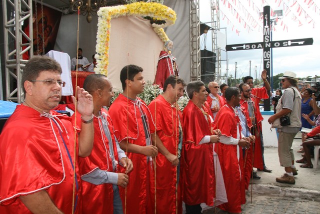 Homens da Igreja de São Pedro participam da procissão de entradada da missa festiva
