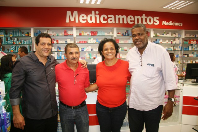 Jonas Andrade, Flordolina Andrade e Martiniano Costa foram saudar o empresário Nilson Brito