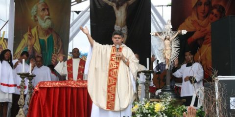 Missa festiva presidida pelo pároco Cristóvão Moreira