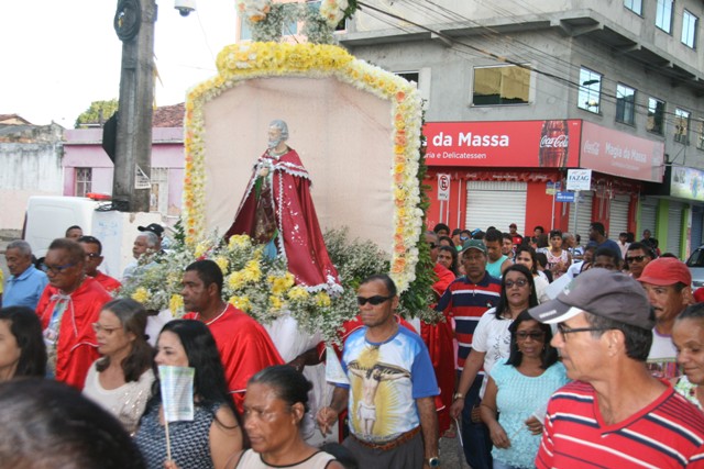 Procissão leva a imagem de São Pedro às ruas de Valença