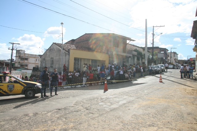 Moradores acompanham a operação de remoção da castanheira-do-Pará