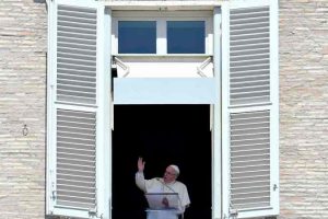 Pope Francis waves to pilgrims gathered in St. Peter's square at the Vatican from the window of his appartment during his Sunday Angelus prayer on August 21, 2016.      / AFP / VINCENZO PINTO