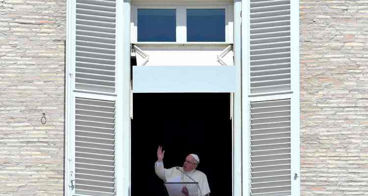 Pope Francis waves to pilgrims gathered in St. Peter's square at the Vatican from the window of his appartment during his Sunday Angelus prayer on August 21, 2016.      / AFP / VINCENZO PINTO