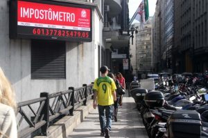 O impostômetro marcou novo recorde nesta madrugada, com R$ 600 bilhões de impostos federais, estaduais e municipais, arrecadados dos brasileiros, na rua Boa Vista, centro de São Paulo, SP.