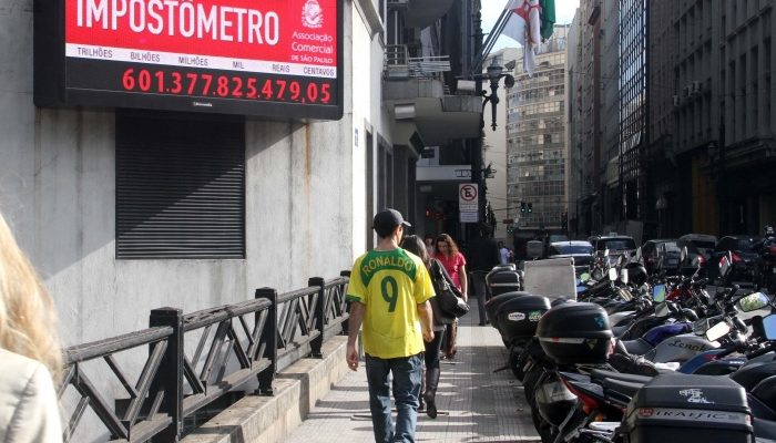 O impostômetro marcou novo recorde nesta madrugada, com R$ 600 bilhões de impostos federais, estaduais e municipais, arrecadados dos brasileiros, na rua Boa Vista, centro de São Paulo, SP.