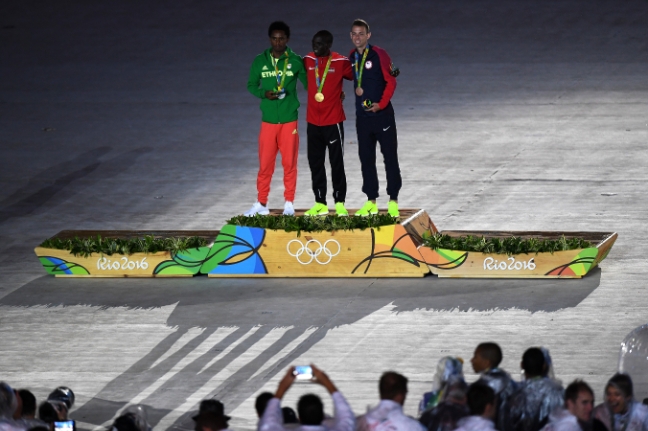 Medalhistas da maratona são premiados no Maracanã (Foto: Getty Images/Pascal Le Segretain)