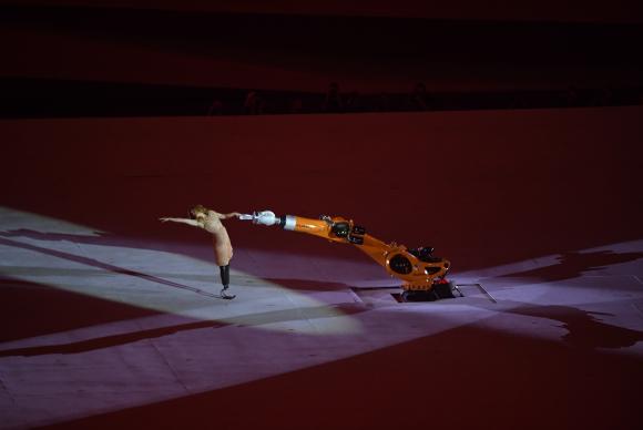 Ao som de Sergio Mendes tocando Edu Lobo, a atleta e bailarina norte-americana do snowboard, Amy Purdy dançou com um robô