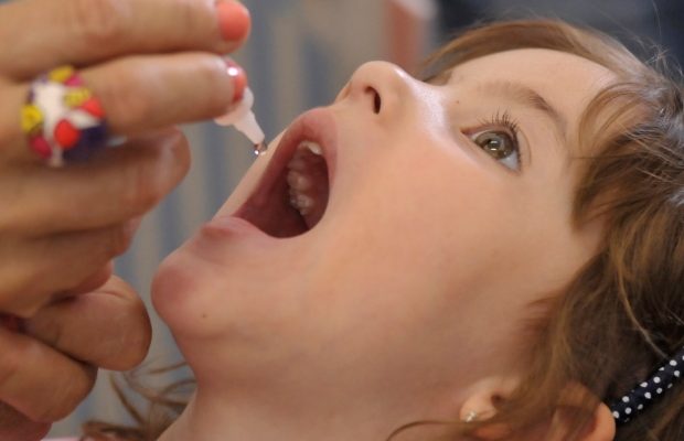 Brasília - Postos de saúde abrem para vacinar menores de 5 anos contra a poliomielite, também conhecida como paralisia infantil