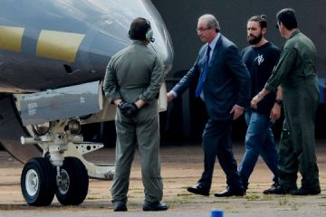 BrasÃ­lia - O ex-presidente da CÃ¢mara dos Deputados, Eduardo Cunha, embarca para Curitiba apÃ³s ser preso pela PolÃ­cia Federal. (Wilson Dias/AgÃªncia Brasil)