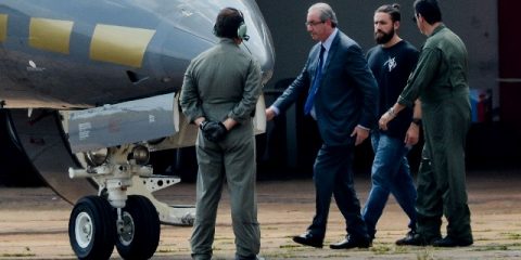 BrasÃ­lia - O ex-presidente da CÃ¢mara dos Deputados, Eduardo Cunha, embarca para Curitiba apÃ³s ser preso pela PolÃ­cia Federal. (Wilson Dias/AgÃªncia Brasil)