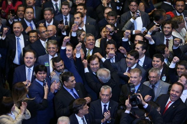 O deputado Rodrigo Maia (DEM-RJ), eleito à presidência da Câmara, comemora a vitória com parlamentares