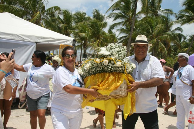 O prefeito Ricardo Moura e a primeira-dama Margarete Portugal participaram do ritual carregando o balaaio de presentes