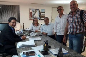Secretaria municipal de Cairu entrega projeto ao secretário estadual, José Alves