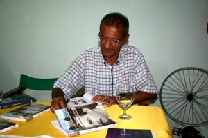 Escritor e jornalista Elieser César autografou livros em Valença