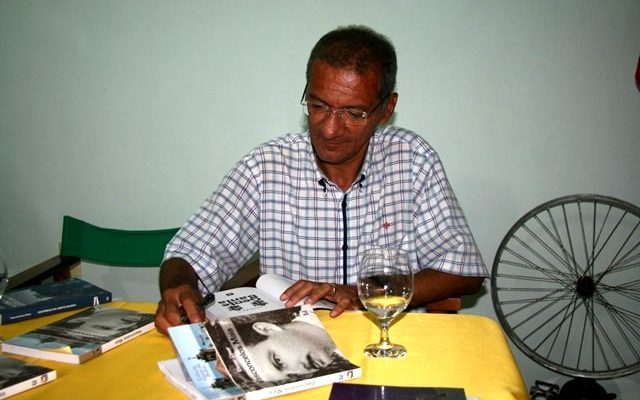 Escritor e jornalista Elieser César autografou livros em Valença