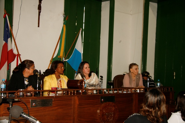 Mesa presidida pela vice-presidente da OAB Valença, Cintia Meireles