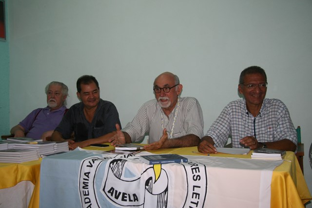 Os acadêmicos Araken Vaz Galvão, Pedro Geraldo, Moacir Saraiva (presidente da AVELA) e o escritor Elieser César