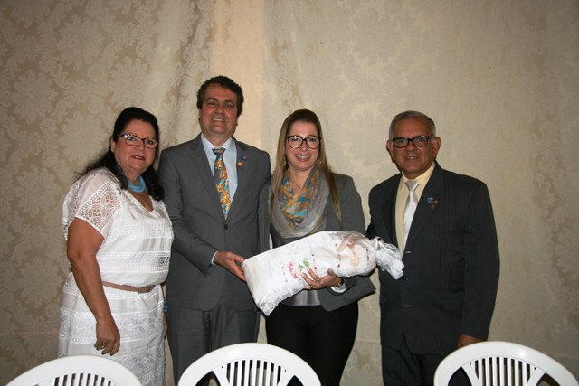 Governador Distrital e sua esposa são presenteados pelo Rotary de Valença