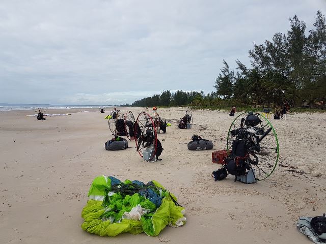 Grupo pousou com seus paramotores na Praia de Taquary